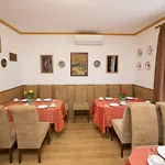 Familia Pensión 4*